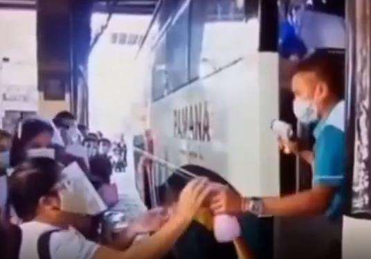 Beruntung ibunya memakai face shield jadi terlindung dari semprotan disinfektan.