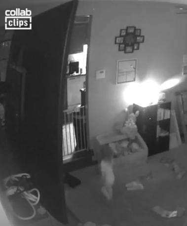 Gadis itu berjalan seperti mengikut sesuatu ke arah pintu dapur. Gadis itu berjalan seperti mengikut sesuatu ke arah pintu dapur.