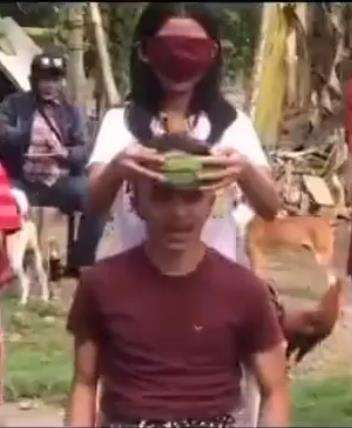 Aksi gadis ikut lomba makan semangka bikin ngakak.