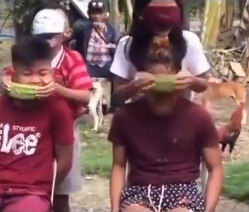 Bukannya disodorkan agar dimakan, semangka malah digosok ke wajah pasangannya.