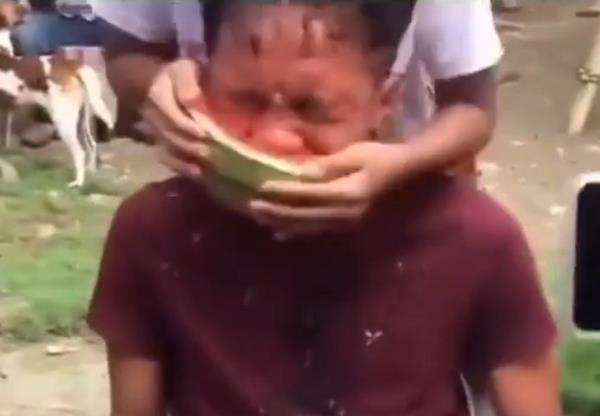 Digosok-gosok semangka biar wajah tambah glowing.