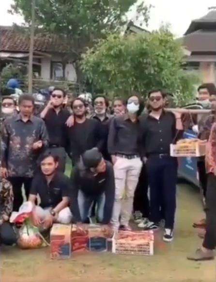 Kado pernikahan unik di resepsi pernikahan.