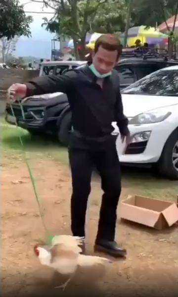 Ada yang bawa ayam hidup.
