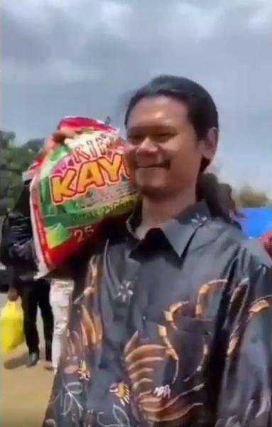 Santai bawa kado beras untuk pernikahan.