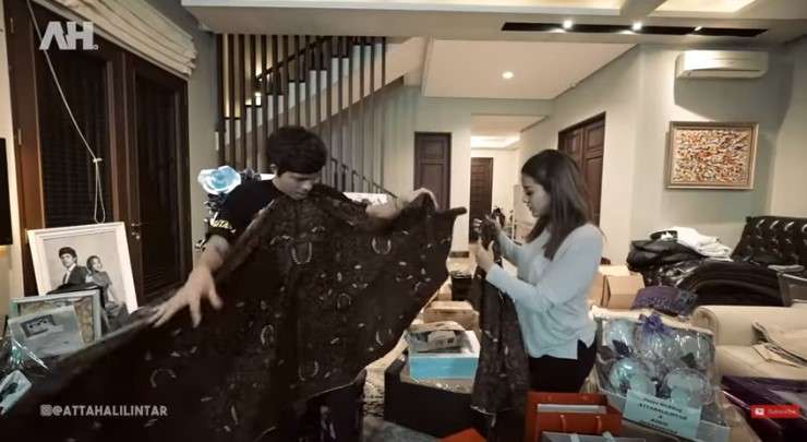 Kain Batik hadiah Jokowi untuk Atta dan Aurel