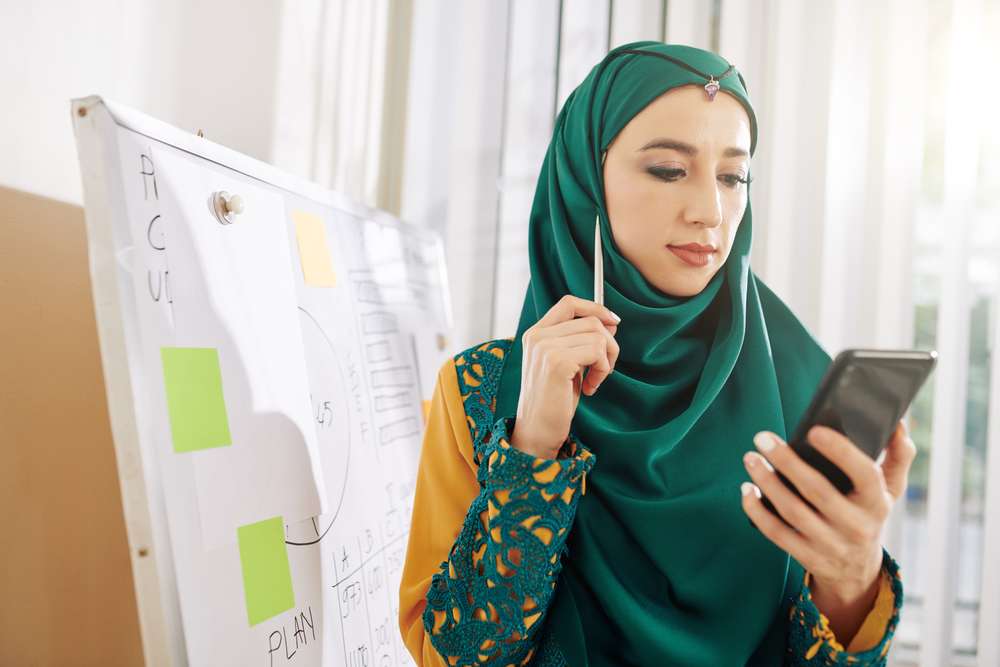 Perempuan sedang Chatting