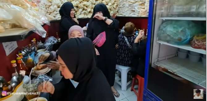 TKI Makan bakso