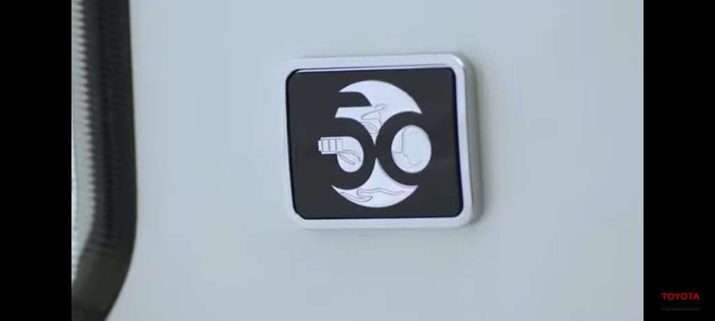 Emblem 50 tahun Toyota Indoensia.