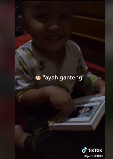 Balita Merindukan Ayahnya