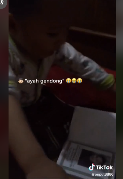Balita Memanggil-manggil Ayahnya dan Minta Digendong