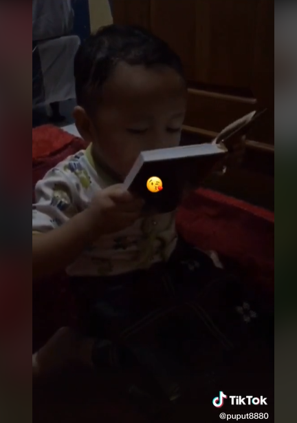Balita Pamitan dan Cium Foto Ayahnya di Buku Yasin