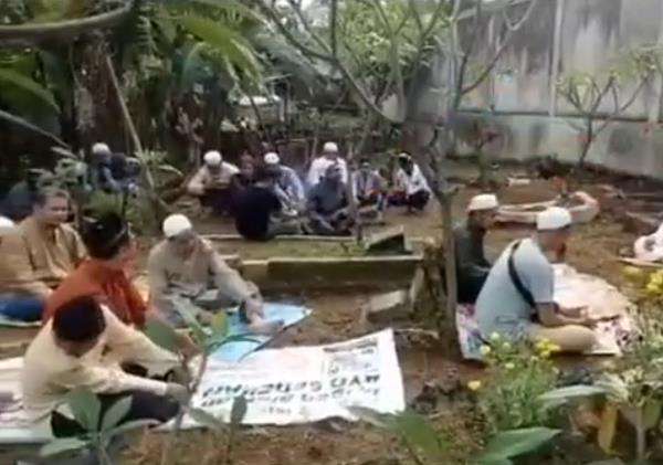 Banyak juga warga yang berziarah di kuburan tersebut.