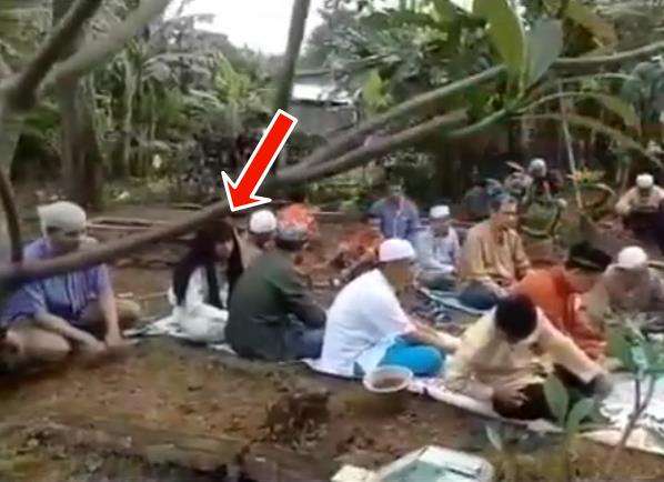 Sosok seram terlihat di antara para peziarah.