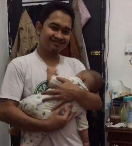 Sejak kecil selalu digendong oleh sang ayah.