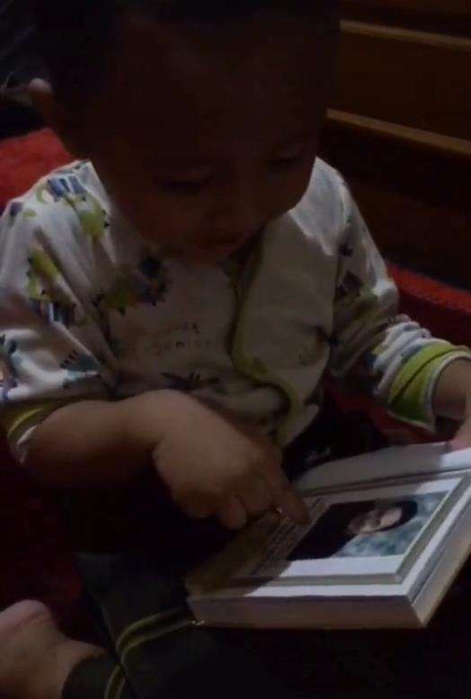 Sambil membuka buku Yasin, anak itu panggil-panggil ayahnya.