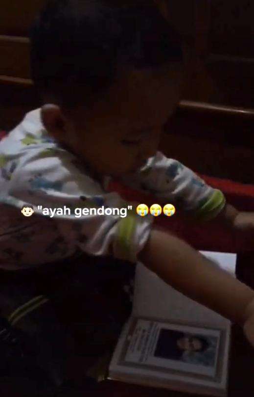 Dia bahkan minta gendong sama ayahnya yang meninggal dunia.