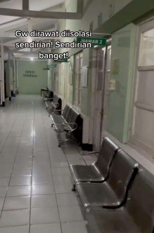 Malam itu dia sendirian, semua kamar sebelahnya kosong.