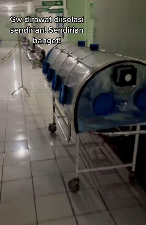 Saat masuk kamar dia mendengar orang batuk tapi tak ada wujudnya.