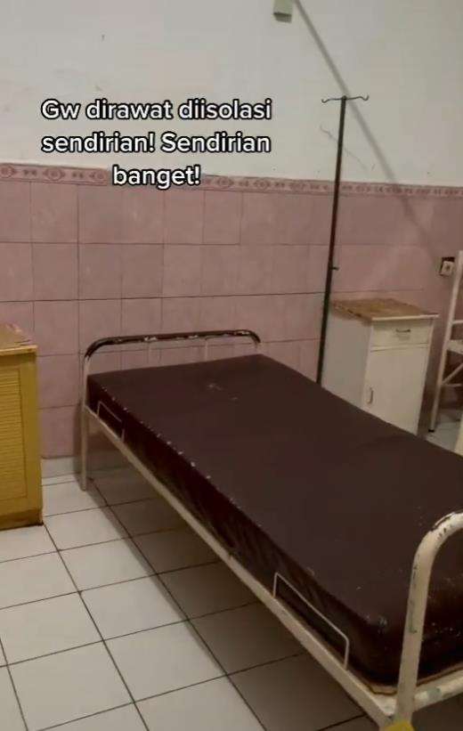 Semua tempat tidur di rumah sakit itu kosong, hanya dia sendirian.