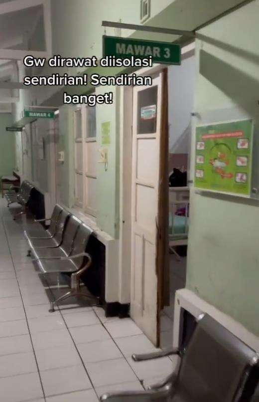 Semua ruang di kanan kirinya kosong tidak ada pasien.