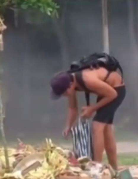 Bule mengais sesajen buah dan makanan di Bali.