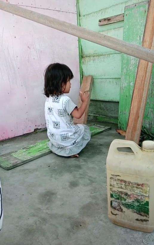 Anak ini bermain dan tiba-tiba ngomong dengan ruang kosong di depannya.