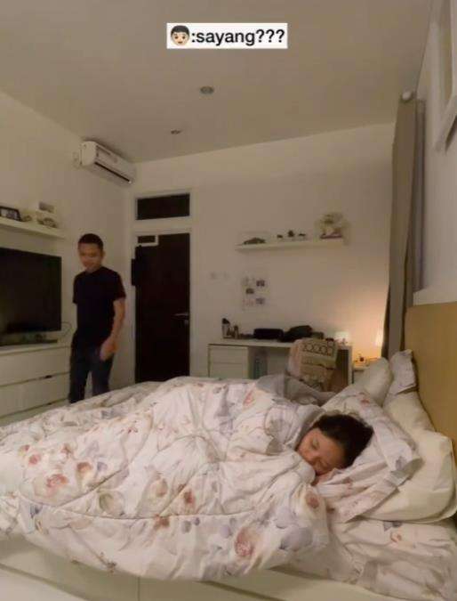 Mau ngetes suami pulang kerja tapi istri masih tidur.
