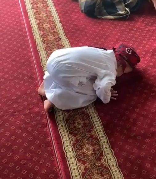 Bocah itu tetap dalam posisi sujud.