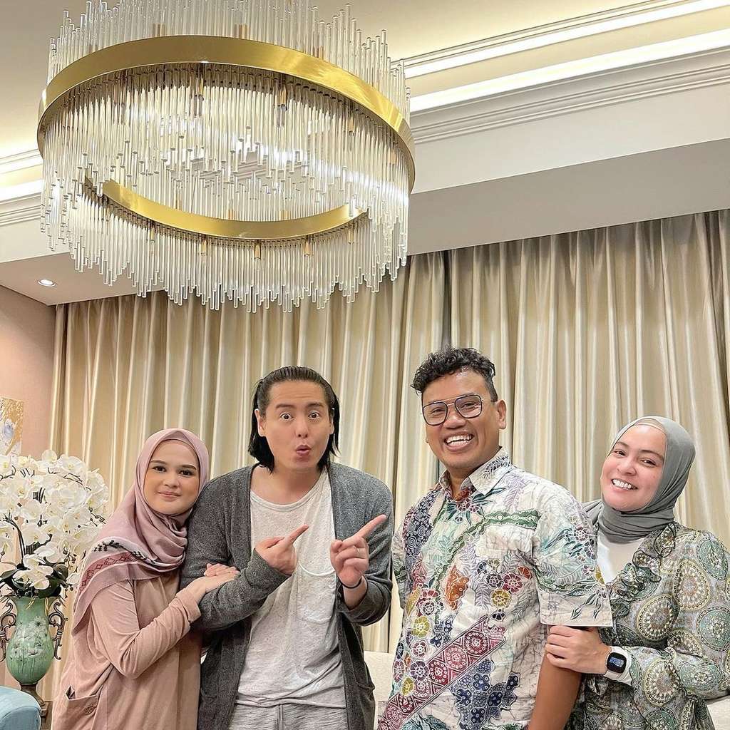 Roger Danuarta dan Cut Meyriska bersama Uya Kuya