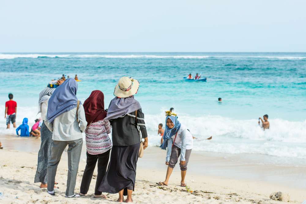 Bermain di pantai