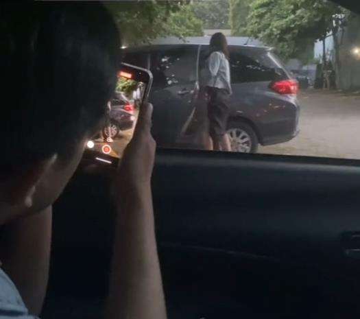 Sedang merekam calon istri selingkuh dengan pria lain.