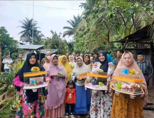 Lamaran berjalan lancar, bahkan sudah tentukan tanggal menikah.