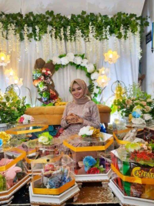 Yurike tampak sangat bahagia dilamar kekasihnya.