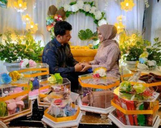 Calon suami tampak menyarungkan cincin pertunangan kepada Yurike.