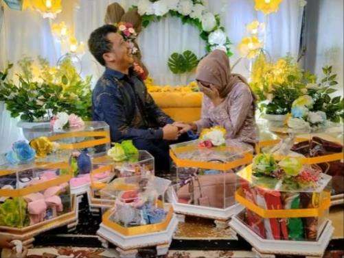 Keduanya tampak bahagia di hari itu.