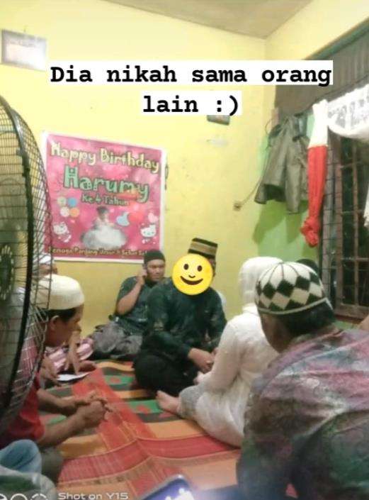 Calon suaminya ternyata menikah dengan perempuan lain.