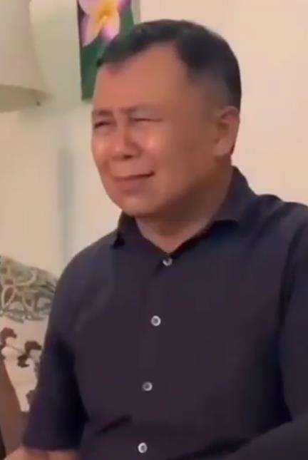 Ayahny akting seolah tidak bisa membaca dengan jelas.