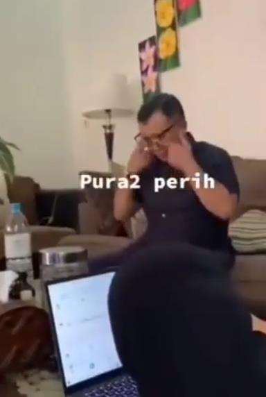 Pura-pura matanya perih saat pakai kacamata.