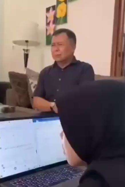 Tetap berusaha menghindar tidak membaca Alquran.