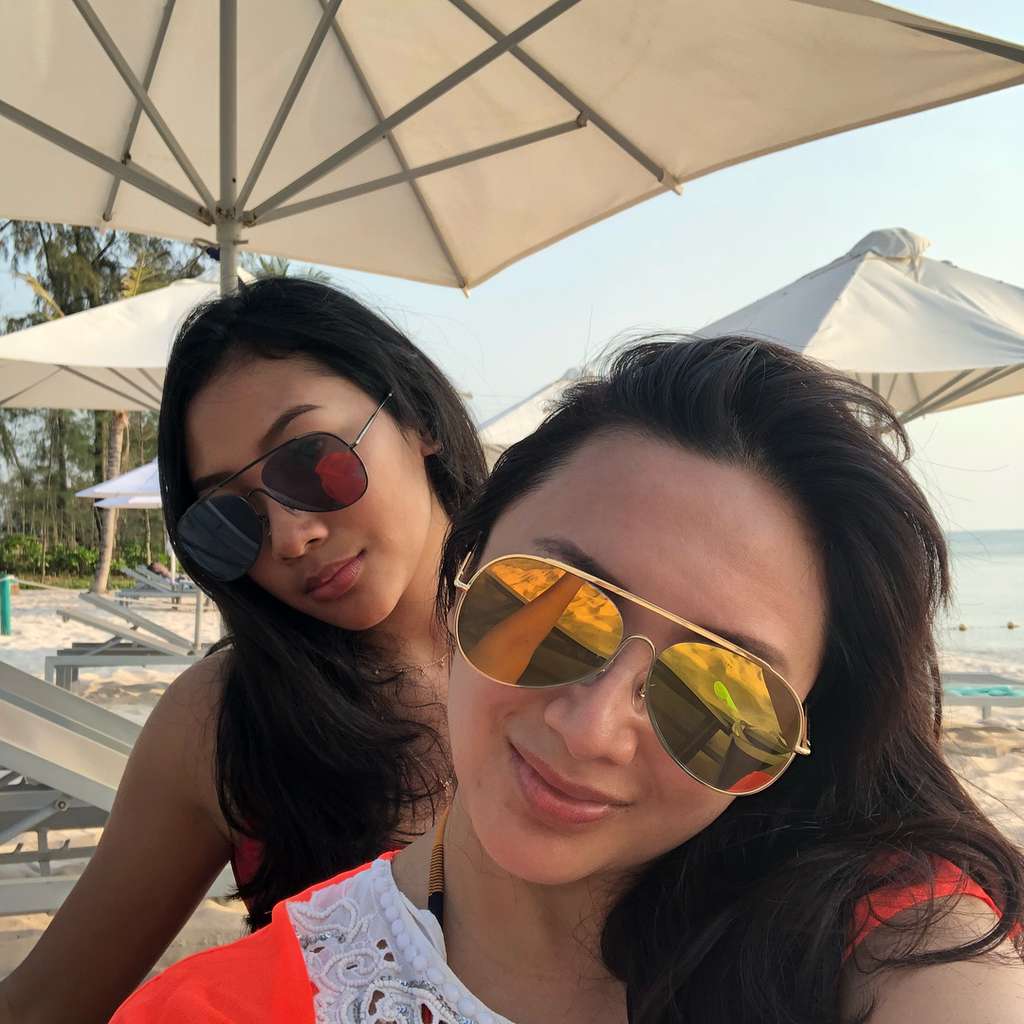 Aya Berlibur Bersama Sang Ibu