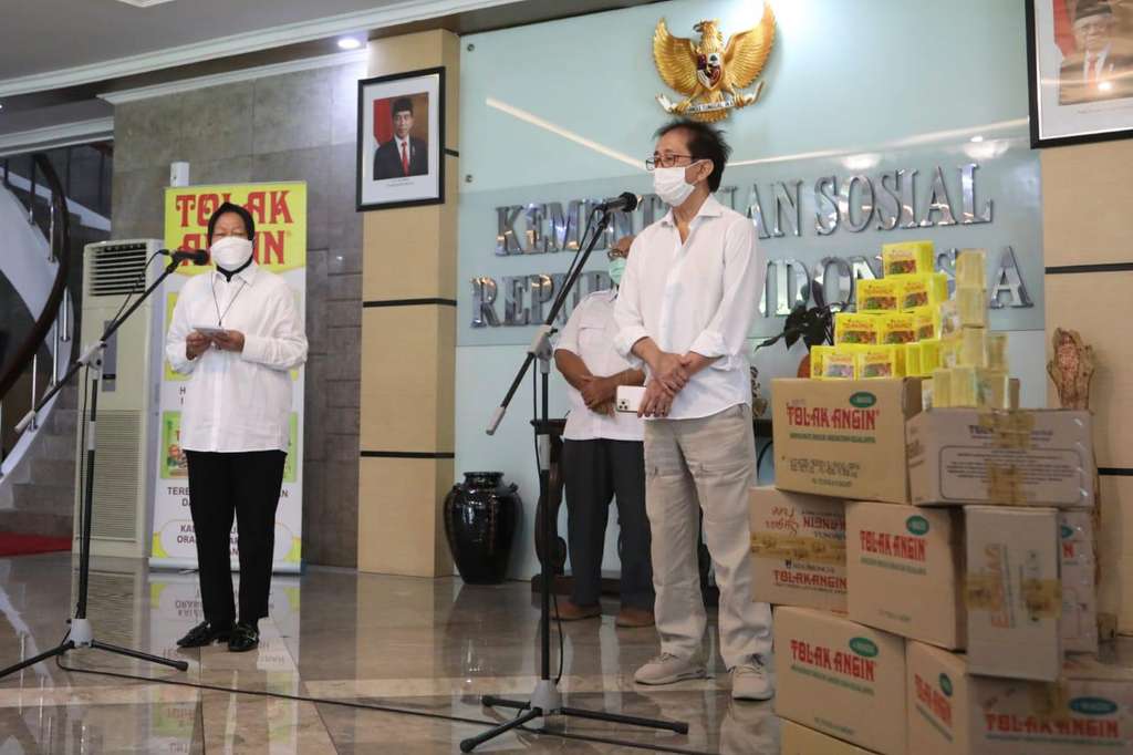 Penyerahan bantuan untuk korban banjir bandang di, Flores Timur, NTT oleh Sido Muncul kepada Kementrian Sosial Penyerahan bantuan untuk korban banjir bandang di, Flores Timur, NTT oleh Sido Muncul kepada Kementrian Sosial