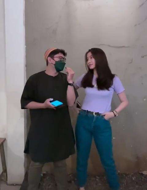 Lagi jalan, pacar enggak kuat puasa terpaksa batal.