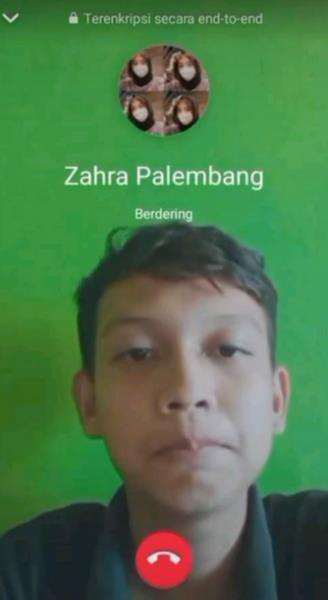 Menunggu panggilan video diangkat oleh Zahra.