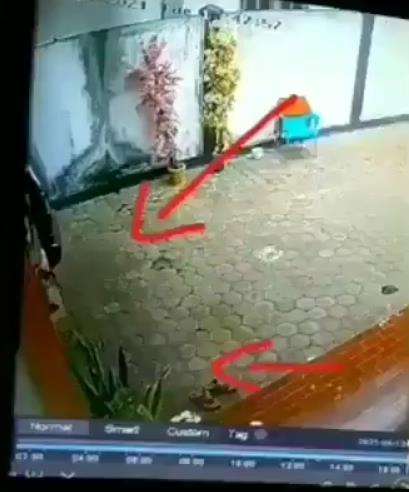 Rekaman CCTV memperlihatkan suasana depan rumah.