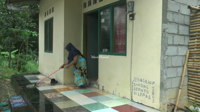 Sri Haryati Tinggal Sendirian Sri Haryati Tinggal Sendirian