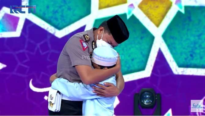 Iptu Usman Memeluk Sang Anak dan Menangis