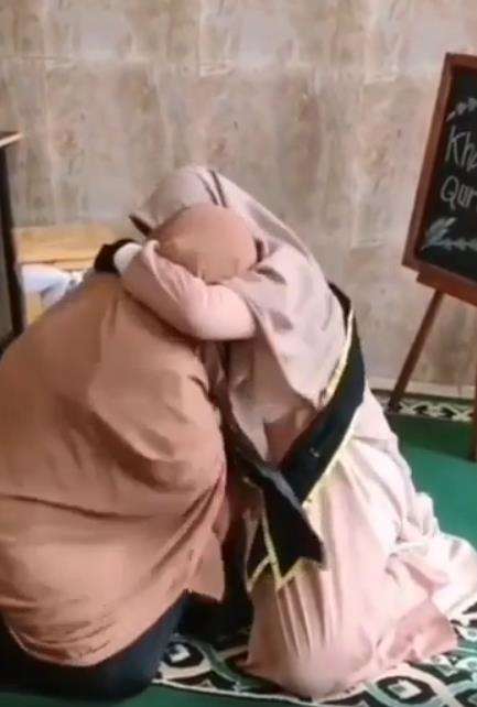 Akhirnya mereka berpelukan sambil terus menangis haru dan bangga.