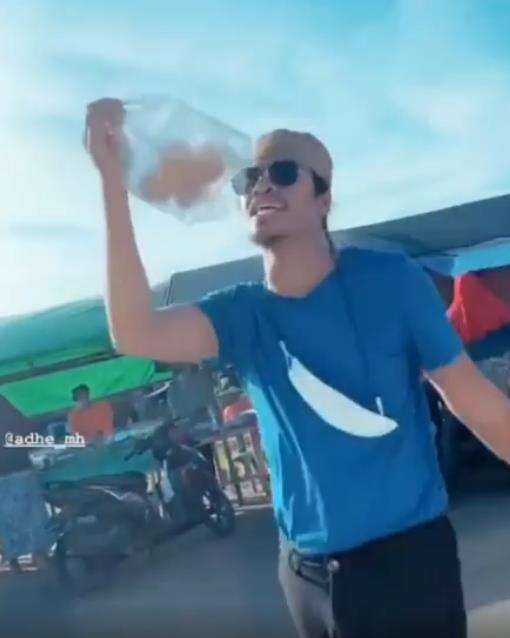 Luar macho, tapi gaya melambai.