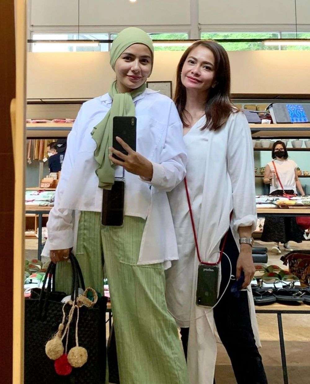 Persahabatan seleb