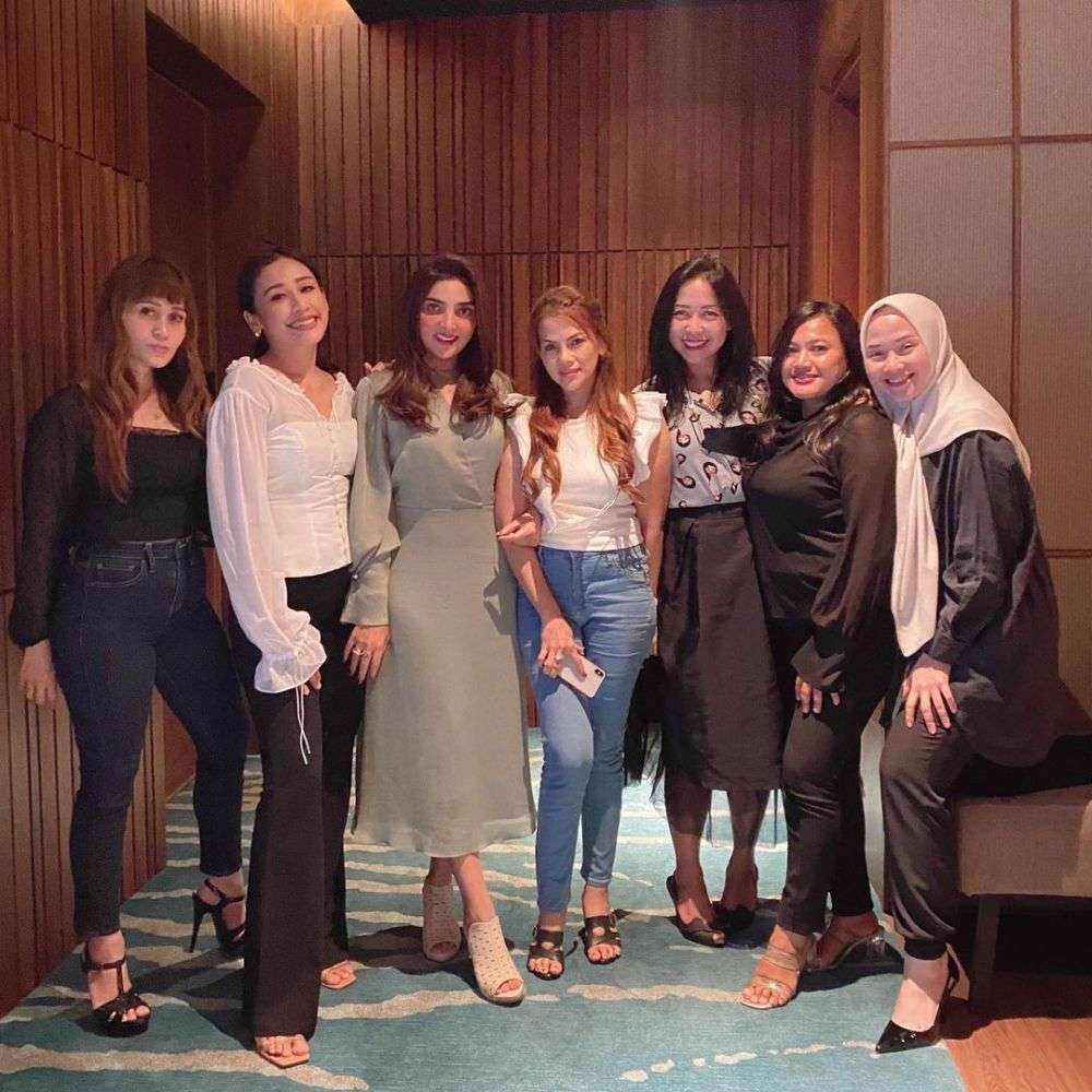 Gaya Ashanty Saat sedang Kumpul-kumpul